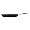 224721 5 neprilnava panev essential 30 cm cerna hlinik le creuset