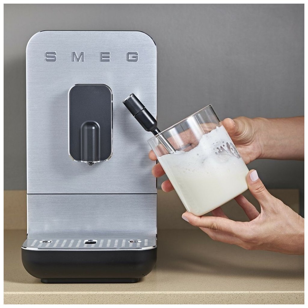 Kaffeevollautomat BCC02BLMEU, mit Milchaufschaumfunktion, mattschwarz, Smeg