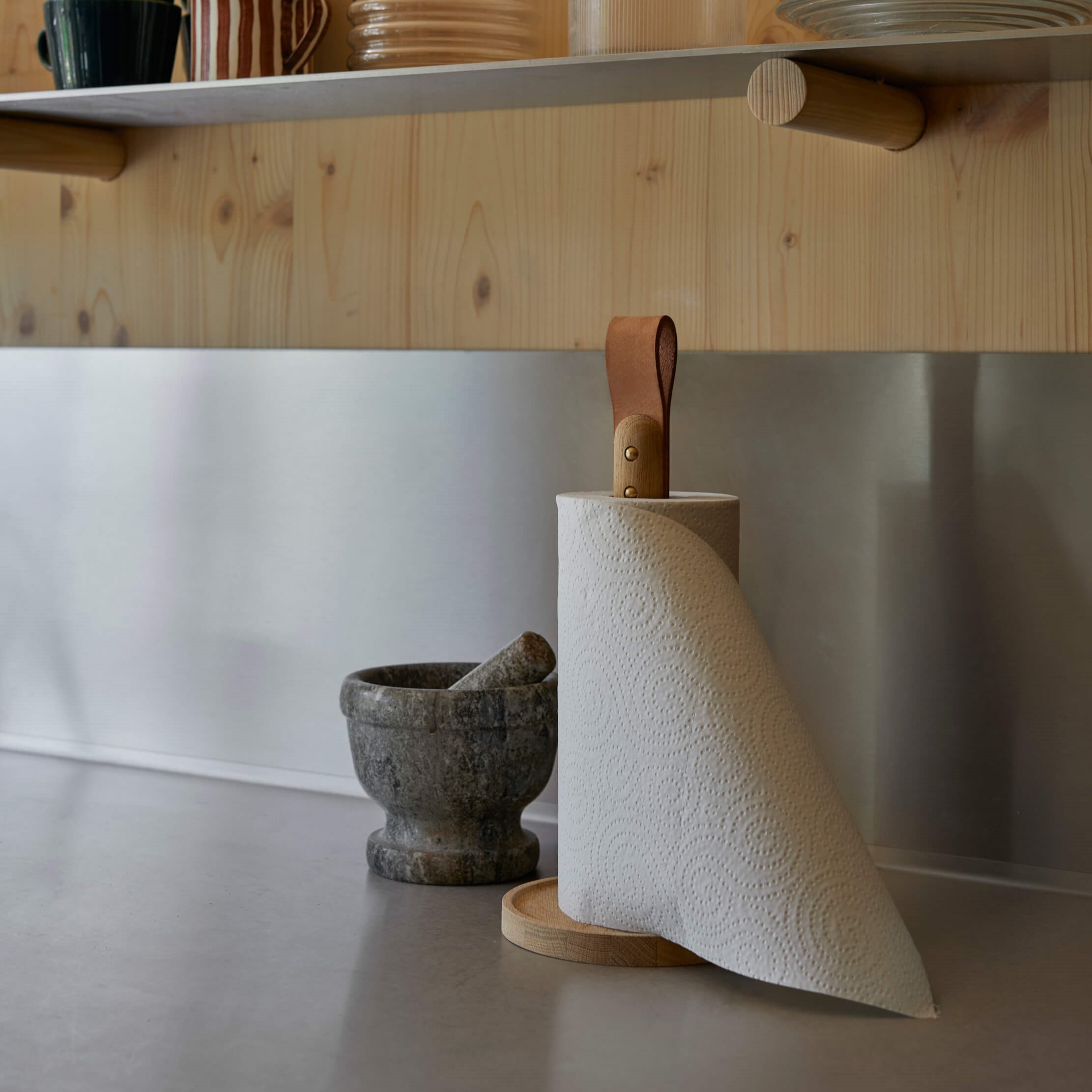 219992 2 drzak na kuchynske uterky norr 30 cm drevo svetle hneda fritz hansen