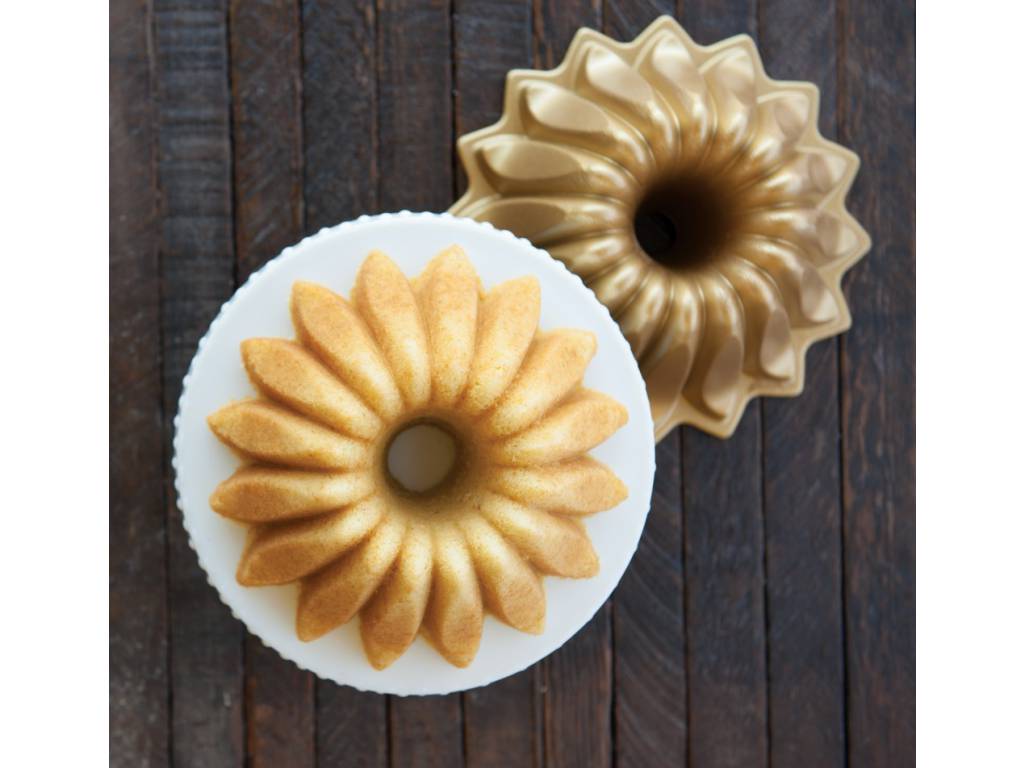 Bakform LOTUS, guld, Nordic Ware