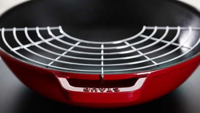 Wok 30 cm, med glasskydd, körsbär, gjutjärn, Staub