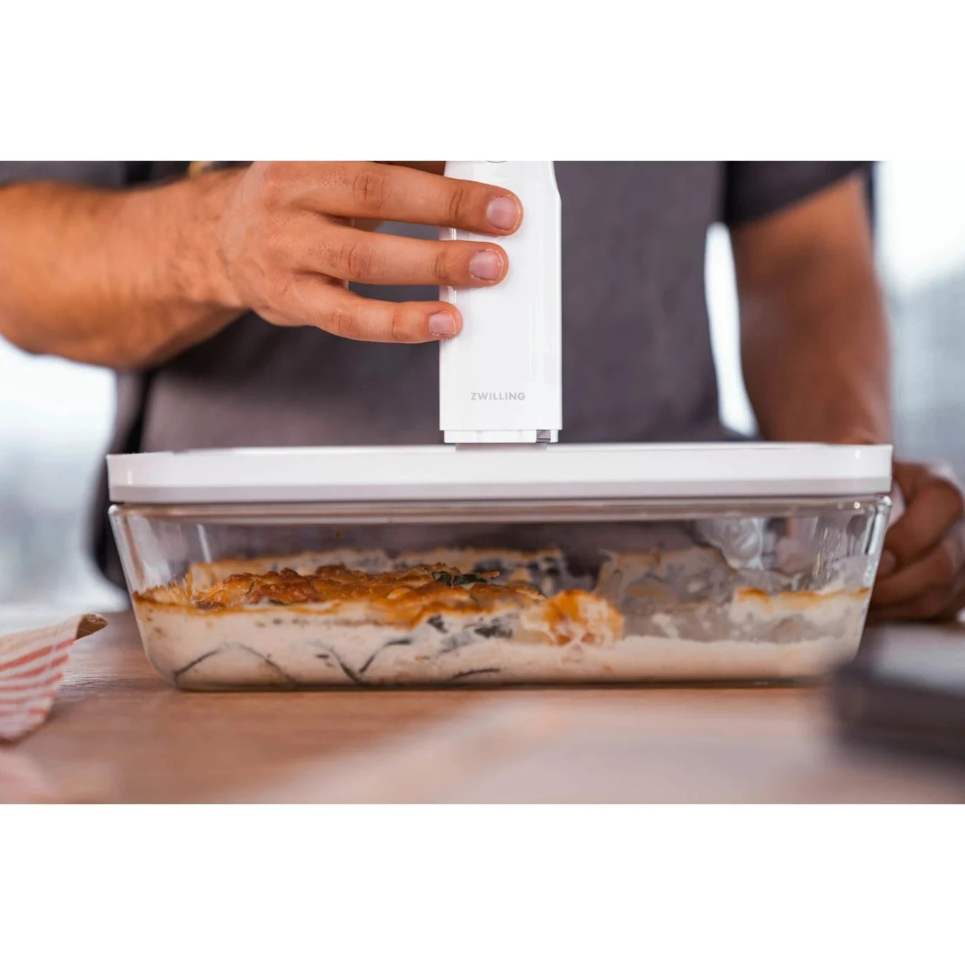 Matförvaringsbehållare med vakuumförslutning  FRESH & SAVE L 2 l, Zwilling