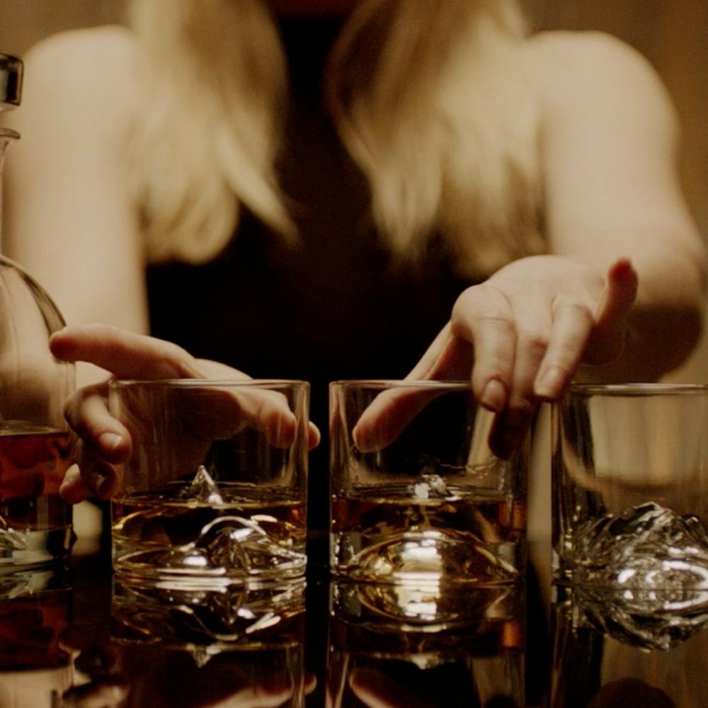 Whiskyglas THE PEAKS, whiskykaraff, glasunderlägg och bricka i set, 14 st, Liiton