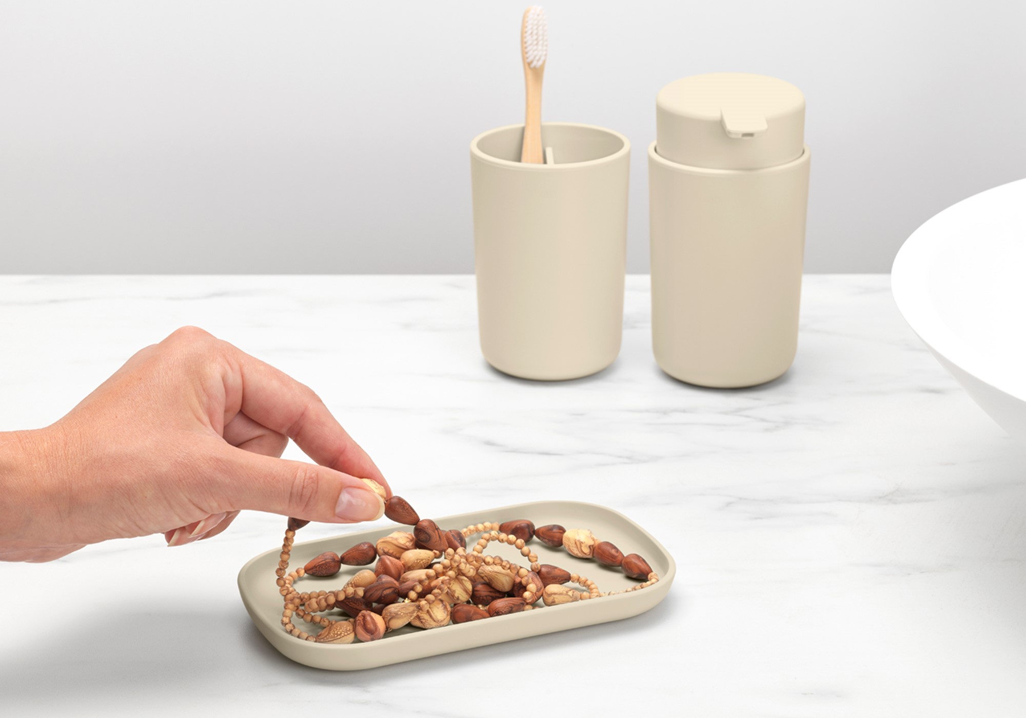 Dispenser för flytande tvål och tandborstkopp i set RENEW mjuk beige, Brabantia