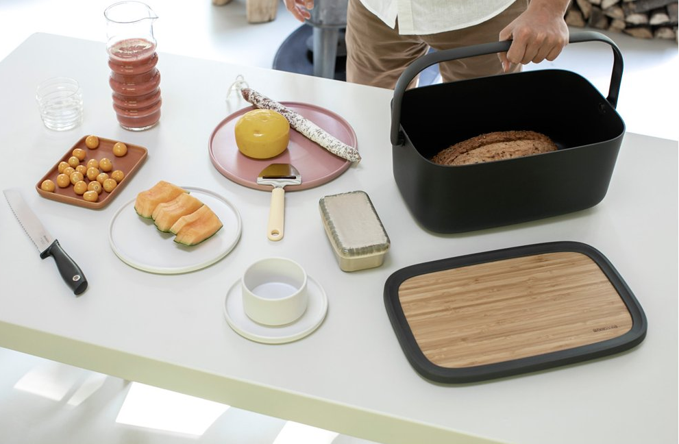 Brödlåda med skärbräda 39,5 cm, grå, Brabantia