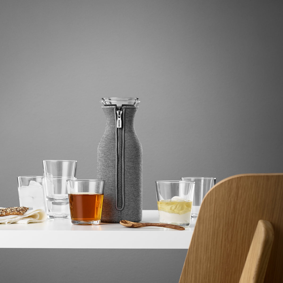Vattenkaraff 1 l, med isolerande lock, grå, glas, Eva Solo
