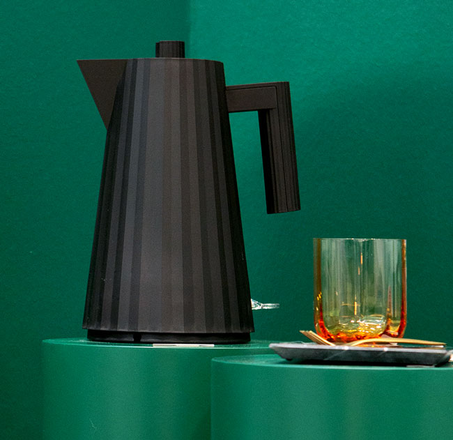 Elektrisk vattenkokare PLISSE 1 l, svart, Alessi