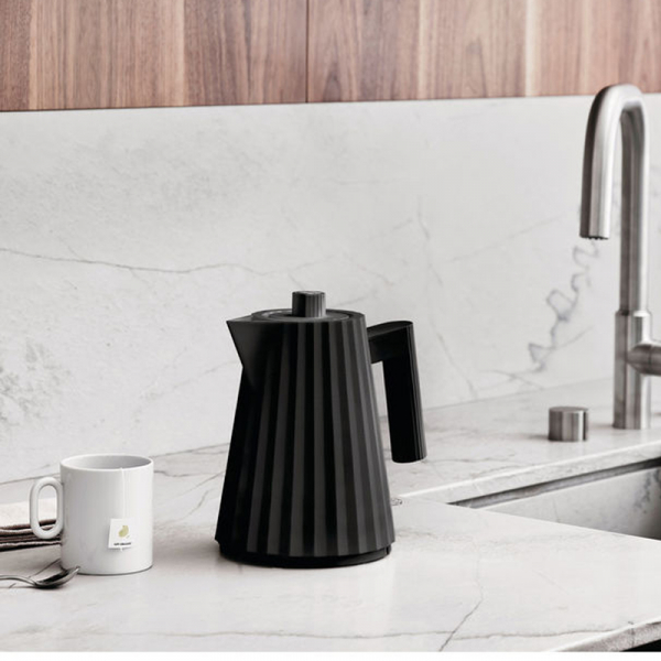 Elektrisk vattenkokare PLISSE 1 l, svart, Alessi