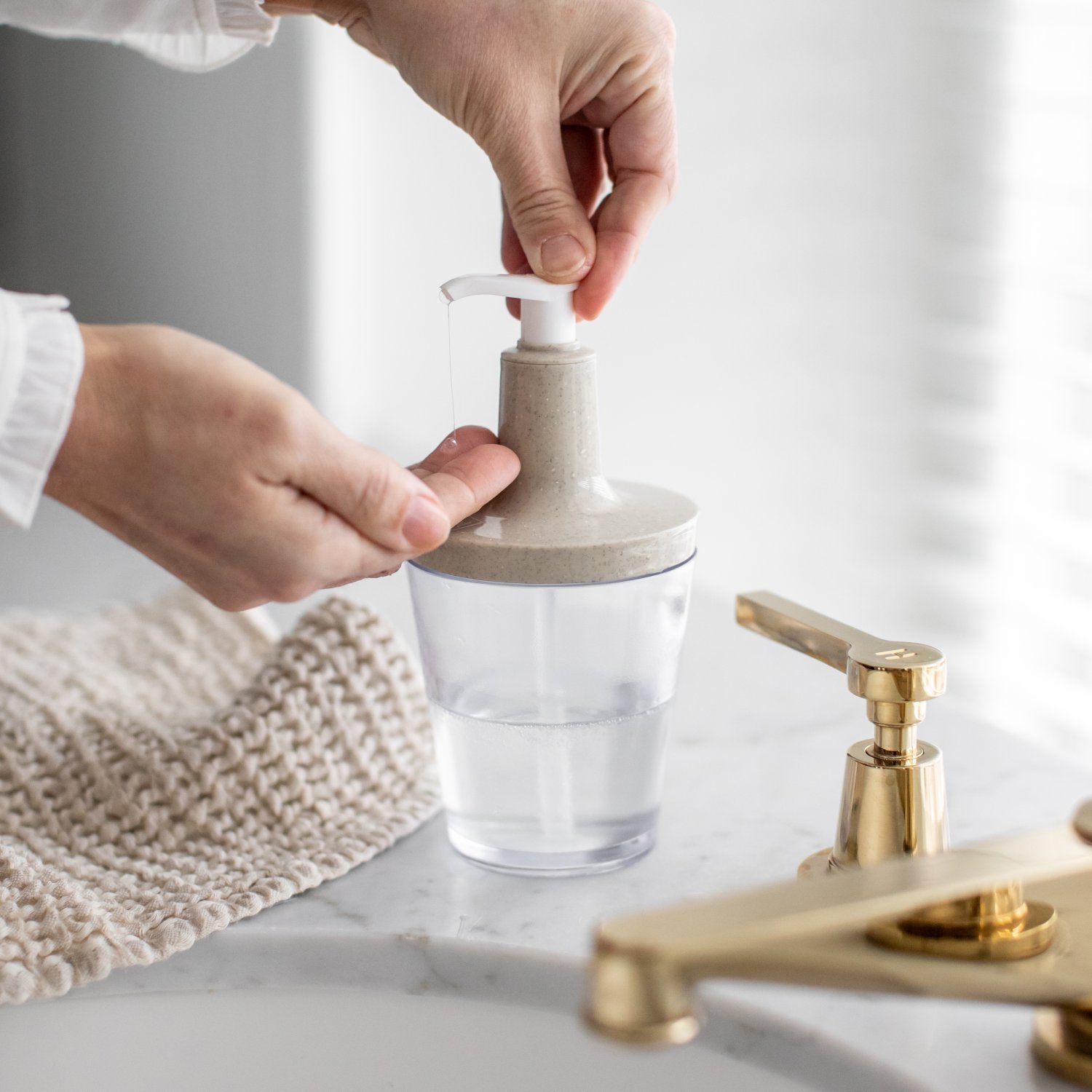 Dispenser för flytande tvål FLOW 250 ml, vit, Koziol