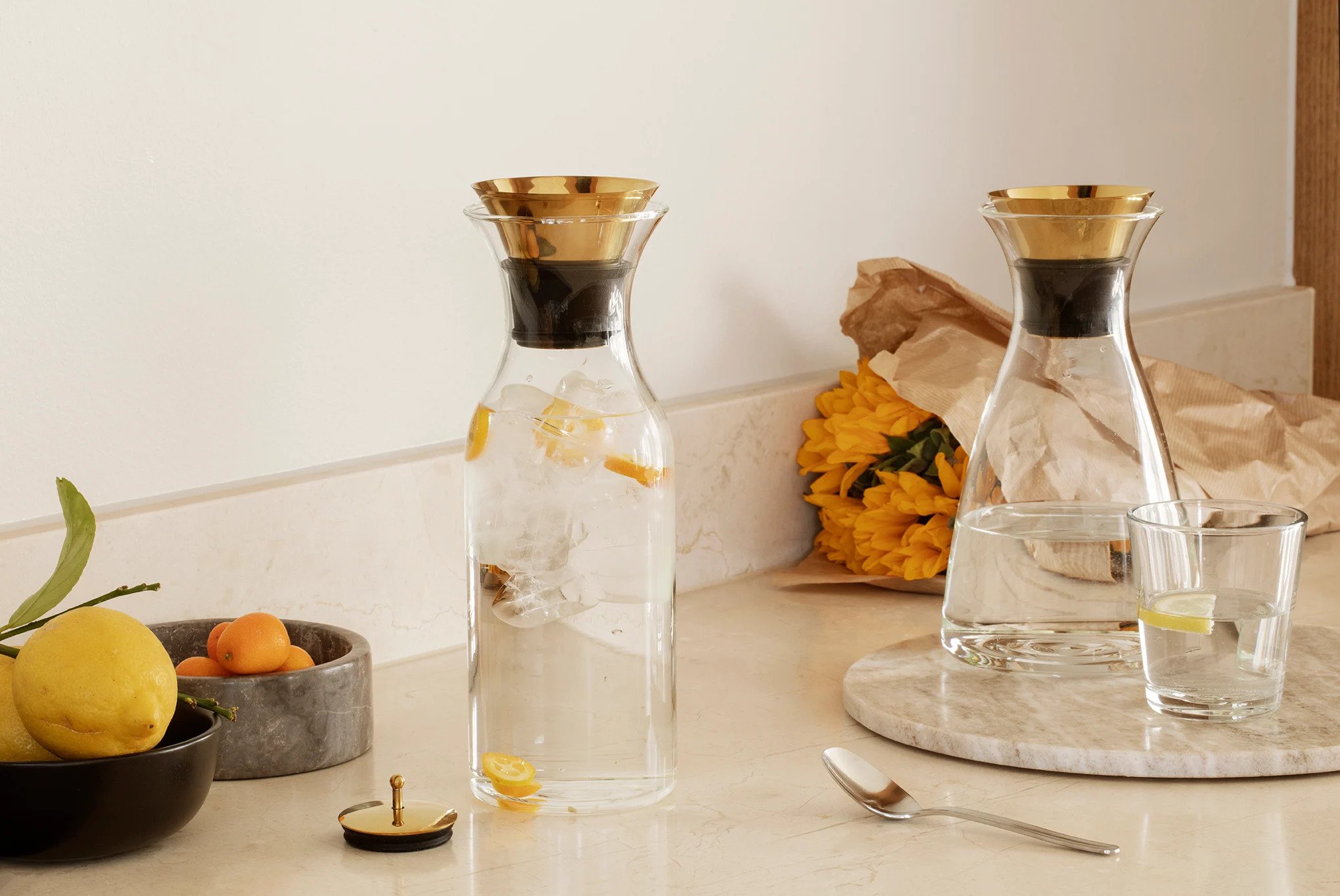 Vattenkaraff 1 l, lock i mässing, glas, Eva Solo