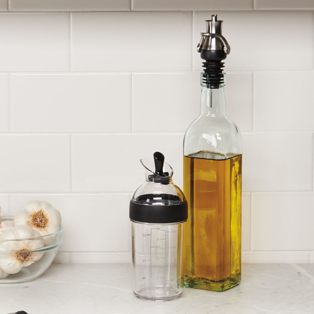 Dressing-shaker GOOD GRIPS 236 ml, svart, plast, OXO