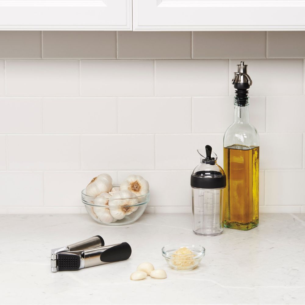 Dressing-shaker GOOD GRIPS 236 ml, svart, plast, OXO
