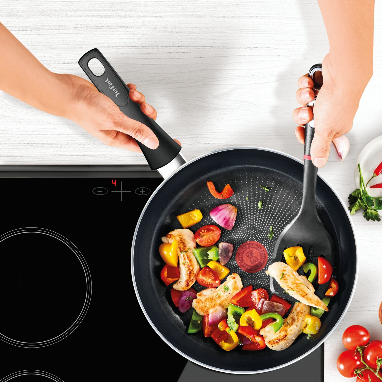 Non-stick stekpanna FORCE C2920653 28 cm, svart, aluminium, Tefal