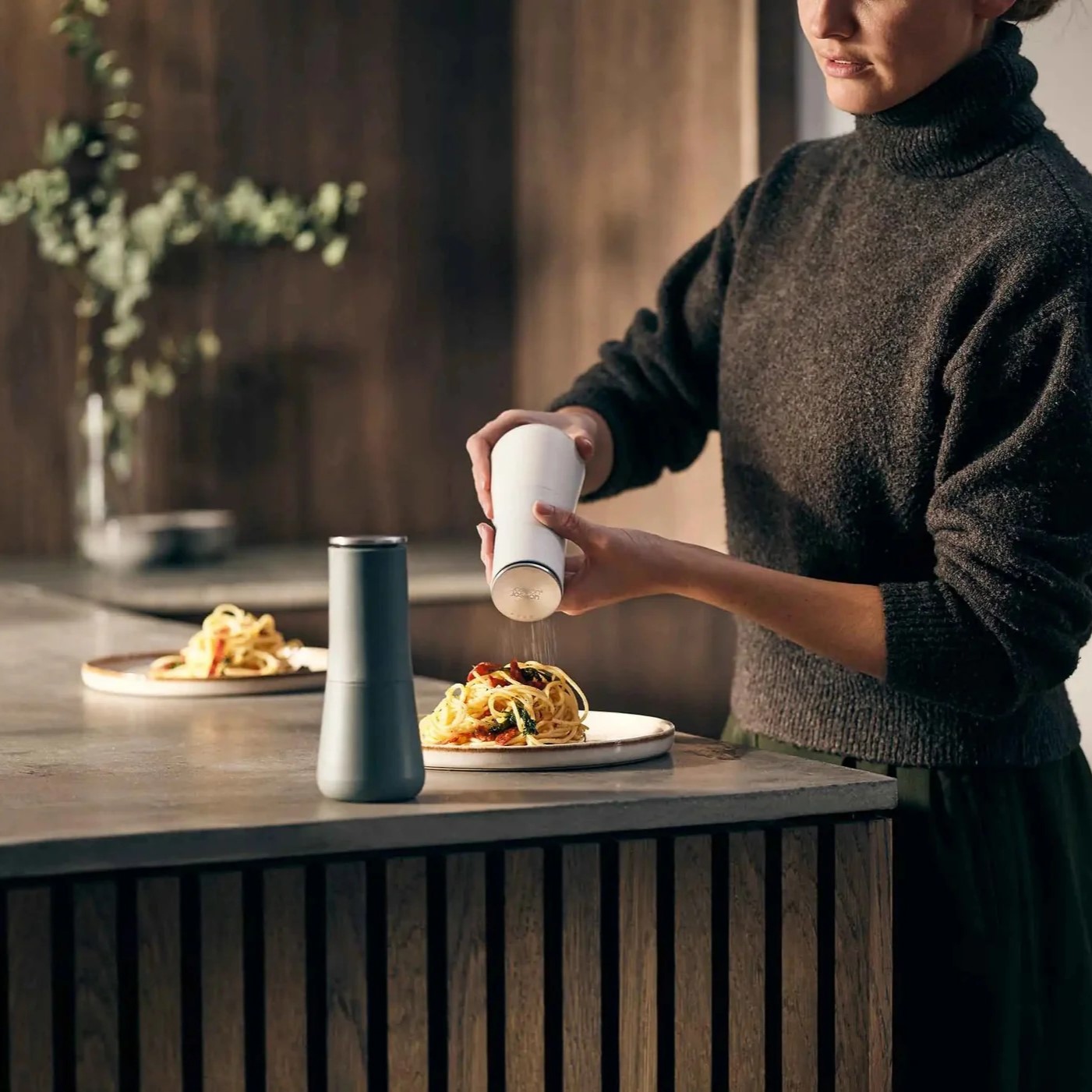 Salt- och pepparkvarnsset SERVE IT IN STYLE 20184, med serveringsskål och salladsbestick, Joseph Joseph