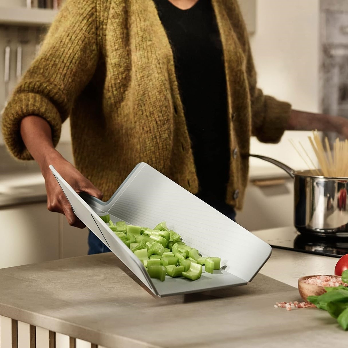 Skärbräda CHOP2POT 60203 38 x 21 cm, blå, plast, Joseph Joseph