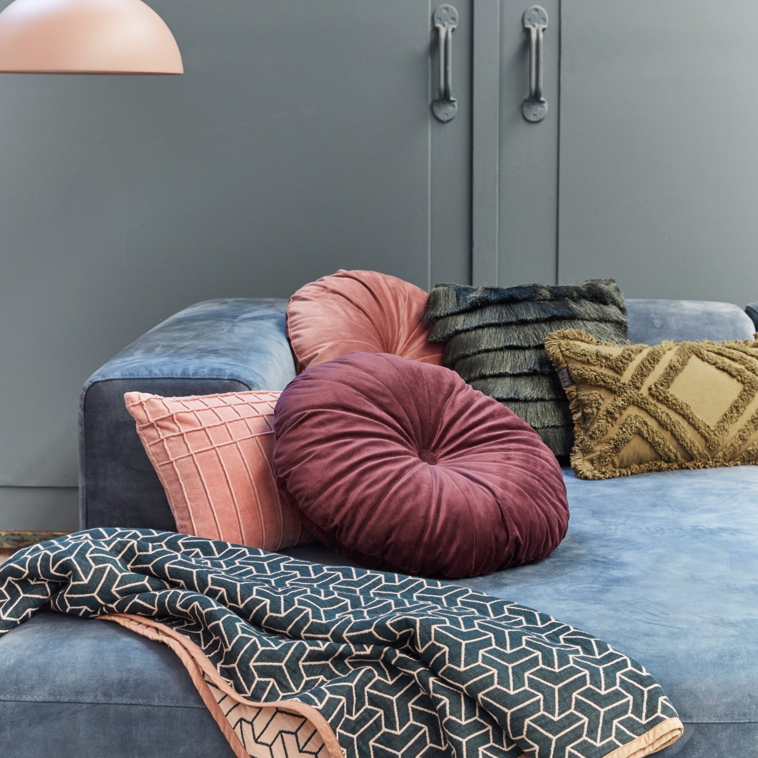 215250 1 dekoracni polstar mandarin 40 cm fialova polyester kaat amsterdam