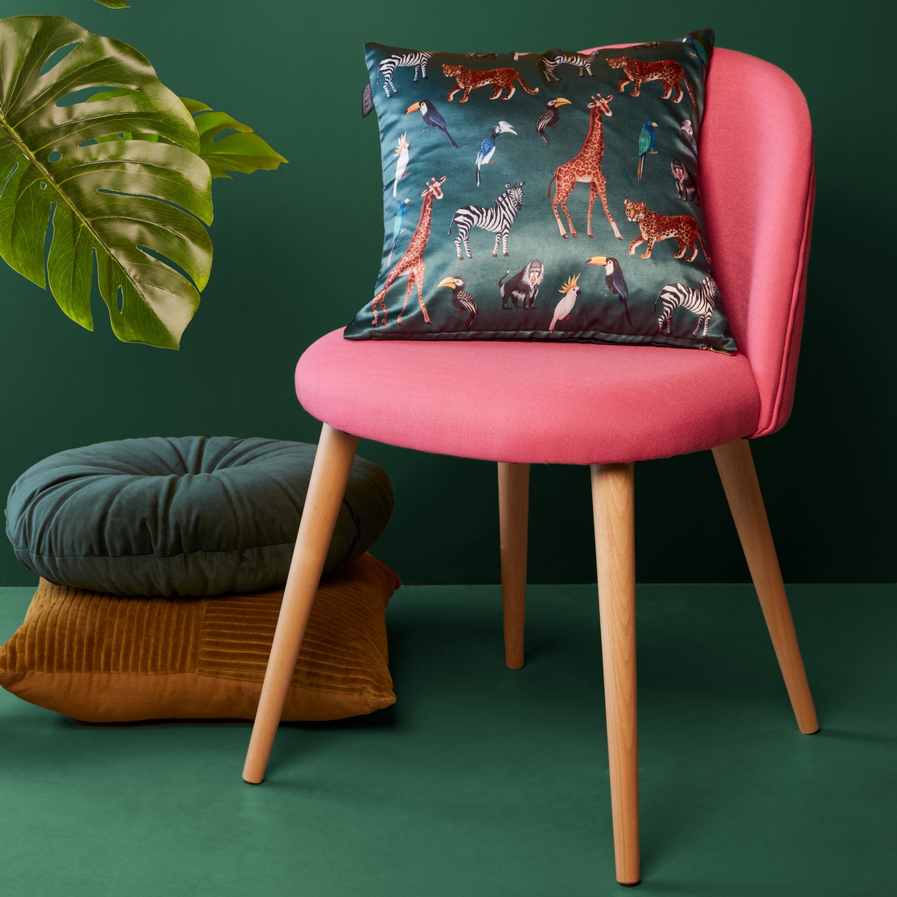 215244 1 dekoracni polstar mandarin 40 cm tmave zelena polyester kaat amsterdam