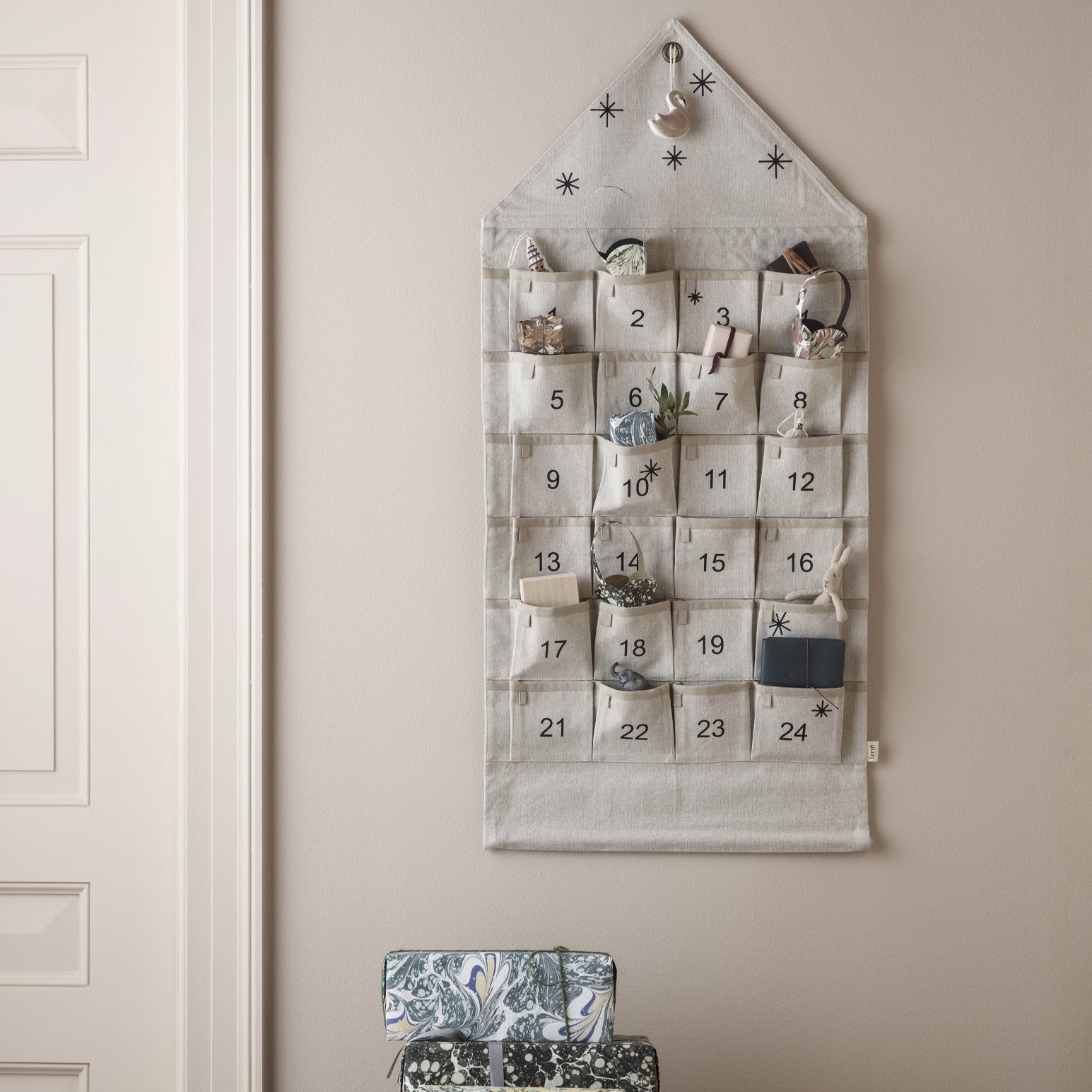 215367 1 adventni kalendar star 50 x 100 cm piskova bavlna ferm living