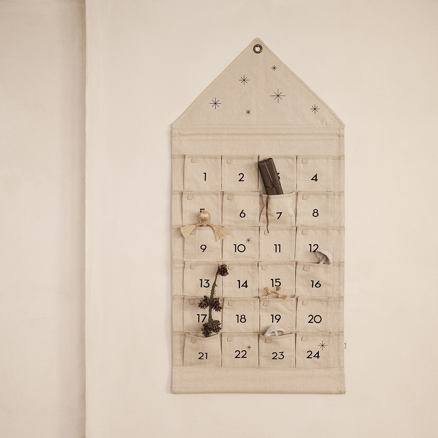 215367 2 adventni kalendar star 50 x 100 cm piskova bavlna ferm living
