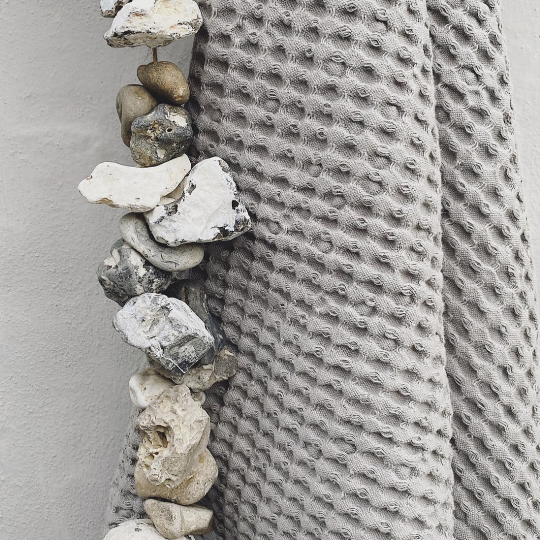 215588 6 rucnik 70 x 135 cm cerna bavlna humdakin