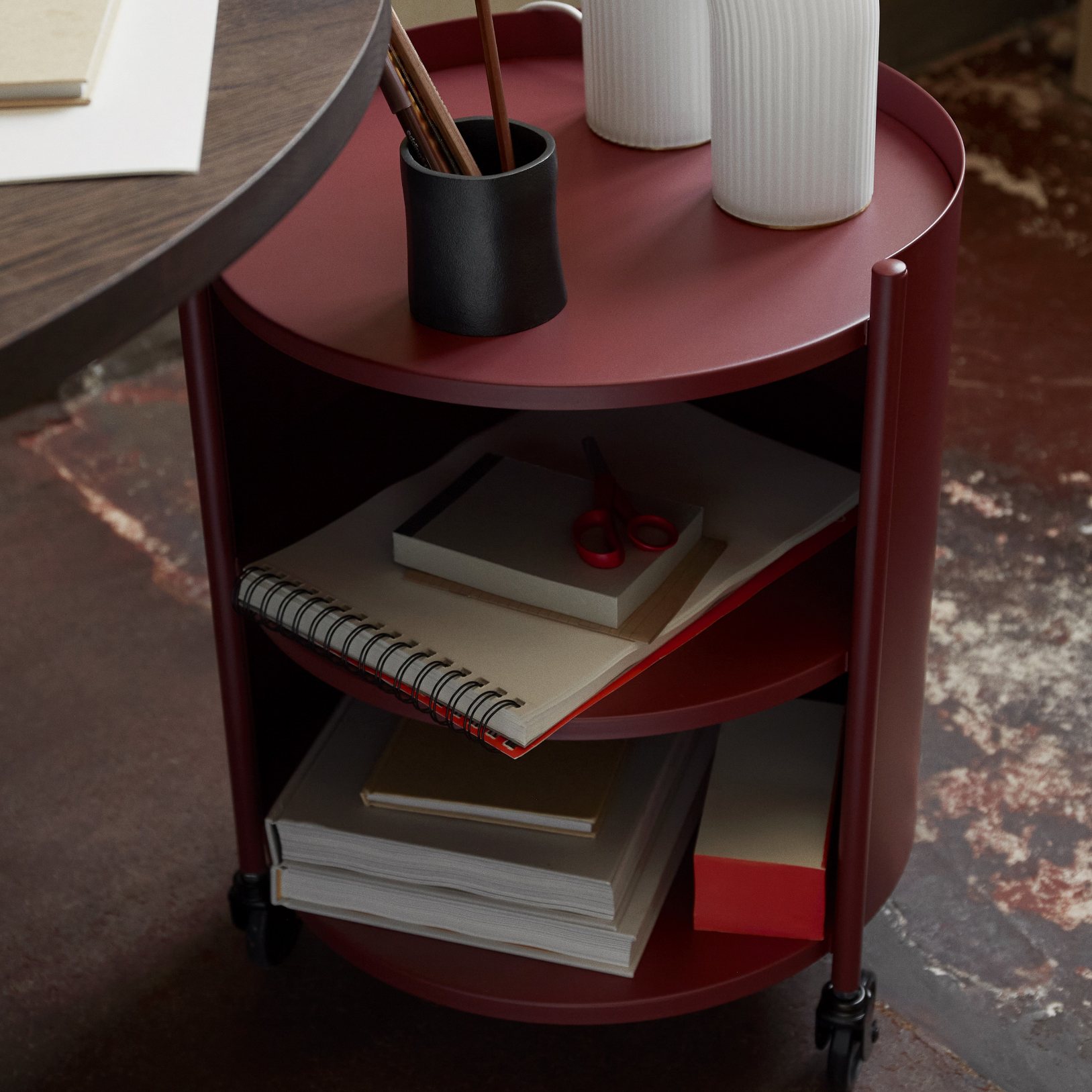 216890 1 odkladaci stolek eve 40 x 53 cm mahagonove cervena ocel ferm living