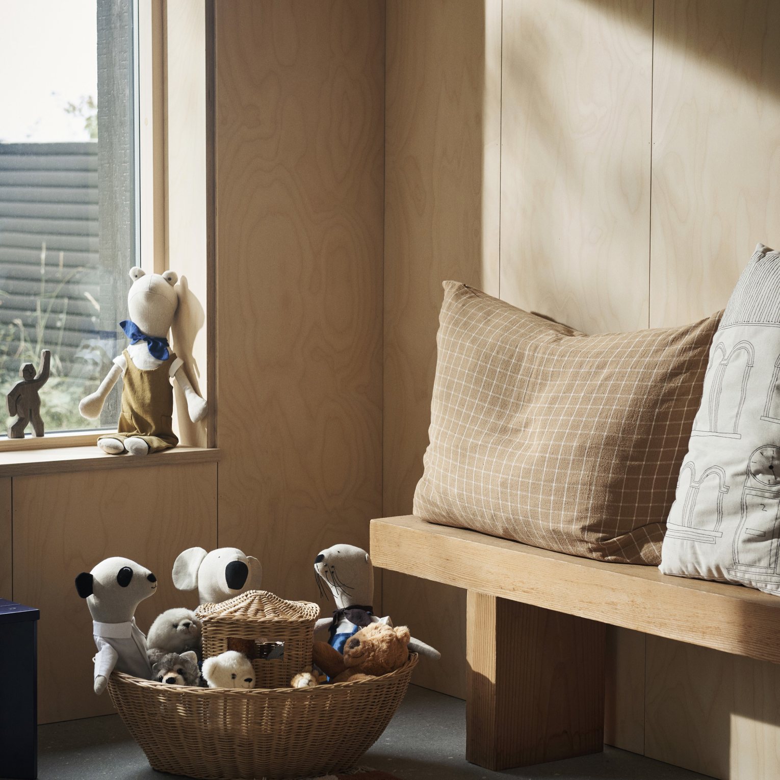216839 1 dekoracni polstar 80 x 60 cm kostky hneda hneda bavlna ferm living