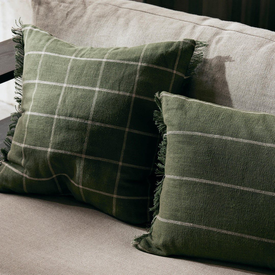 216821 1 dekoracni polstar calm 60 x 40 cm olivova bavlna len ferm living