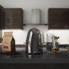 186368 smeg konvice seda scena 01