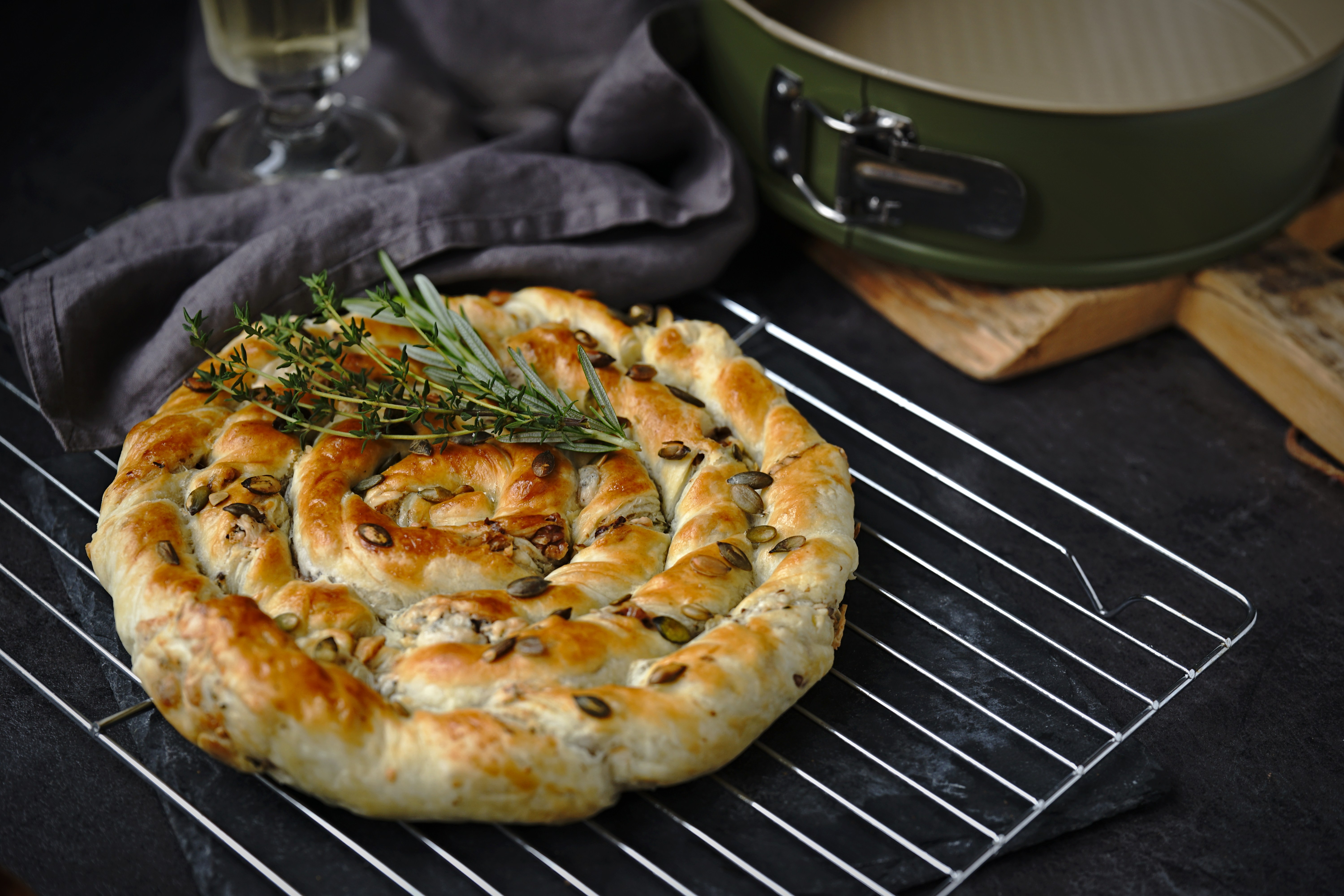 Motaný koláč s nivou a ořechy