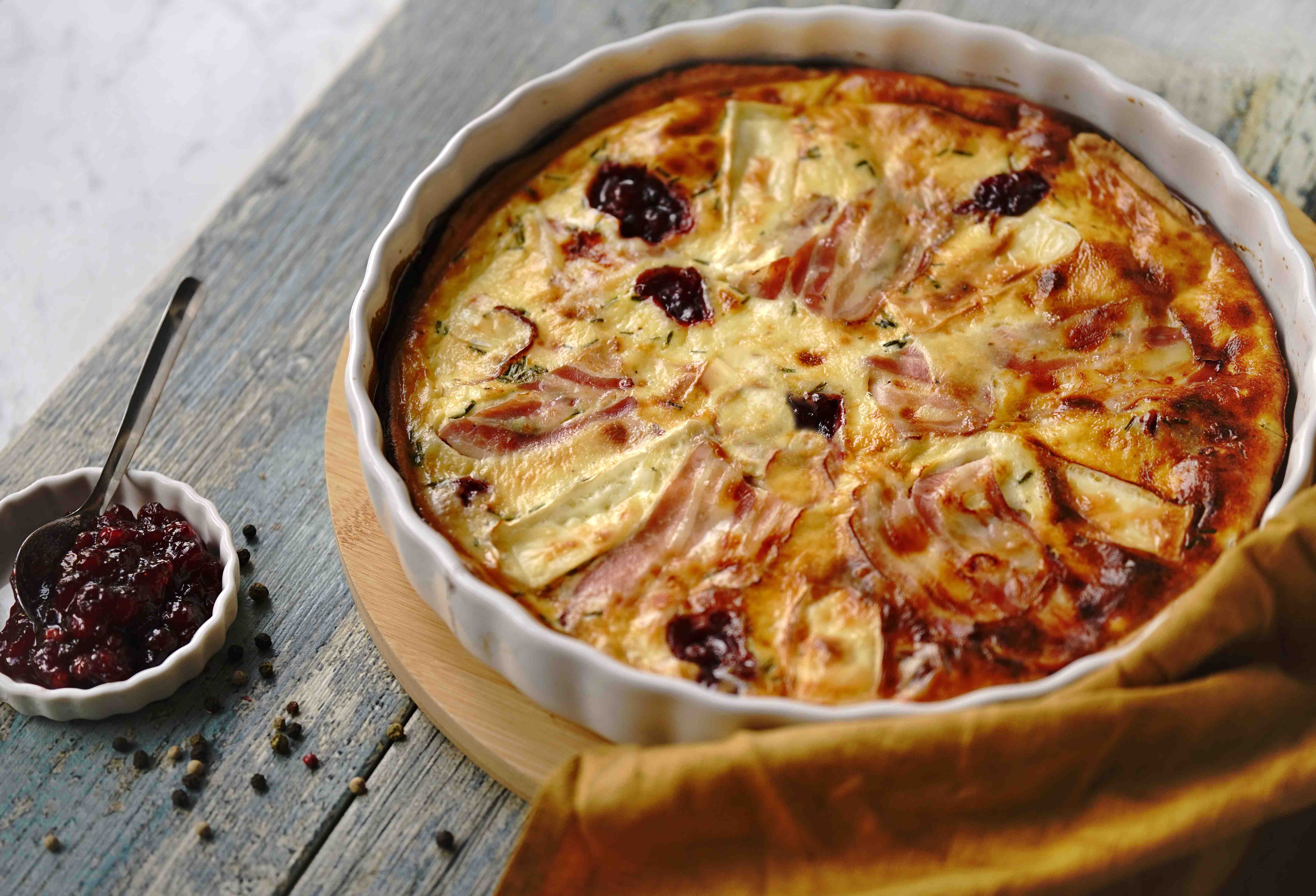 Quiche s hermelínem, slaninou a brusinkami