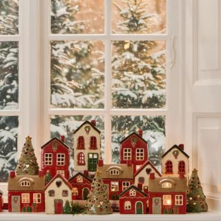 ❄️✨ Vánoční vesnička snů ✨❄️ Kdo by odolal téhle malebné vánoční ulici? Domečky, které vypadají jako z pohádky, světýlka...