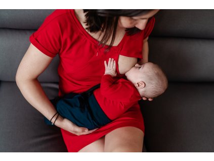 červené úpletové šaty na kojení