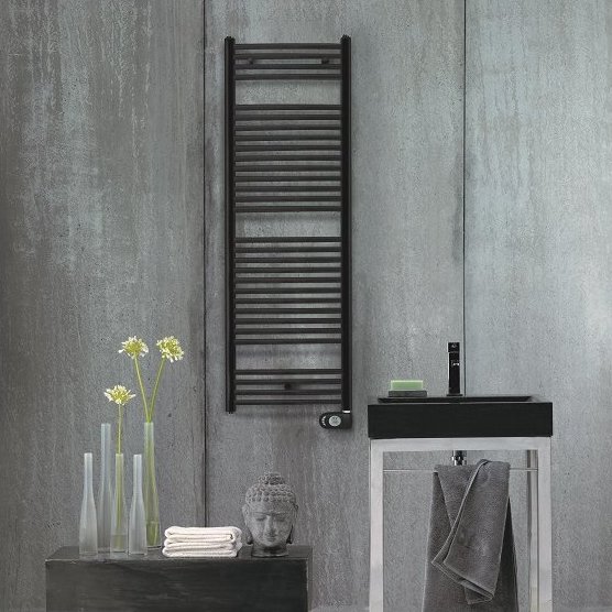 Čierne a antracitové radiátory ako dizajnový prvok kúpeľne