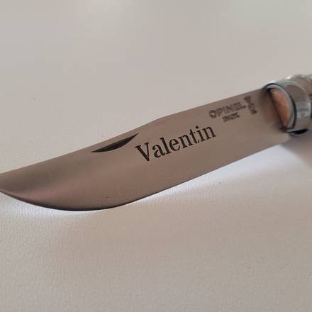 Nůž Opinel se jménem Valentin na čepeli
