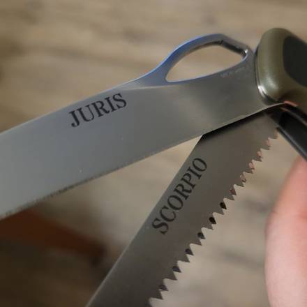 Nůž Victorinox s nápisy Juris na čepeli a Scorpio na pilce