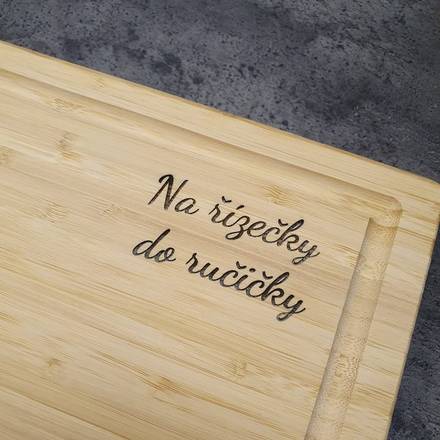 Bambusové prkénko s nápisem Na řízečky do ručičky