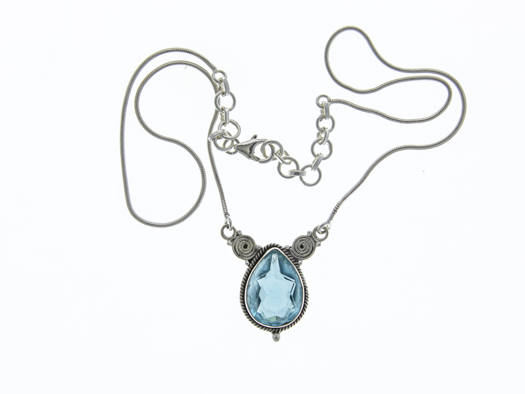 Stříbrný náhrdelník s modrým topazem EJM