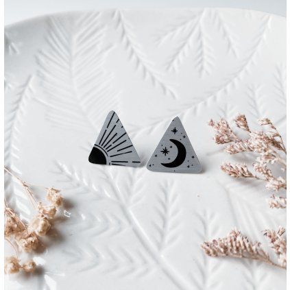 Pod jedním nebem trojúhelníky stříbrné 01