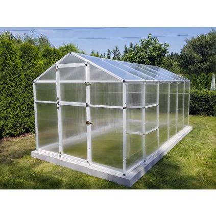 Polykarbonátový skleník do záhrady