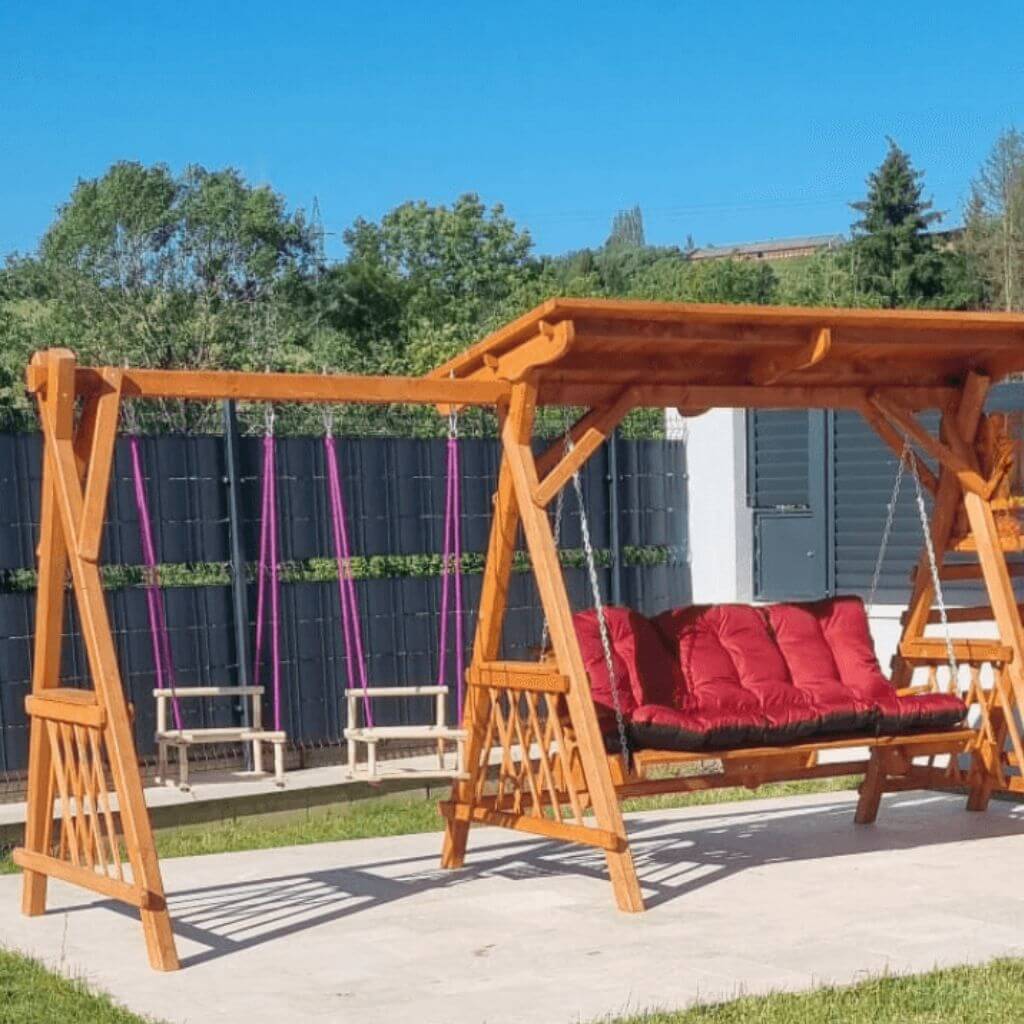 Záhradná hojdačka s detskou hojdačkou Eva| hnedá Farba: Hnedá- teak, Detské hojdačky: 1 ks drevená hojdačka, 1 ks plastová hojdačka