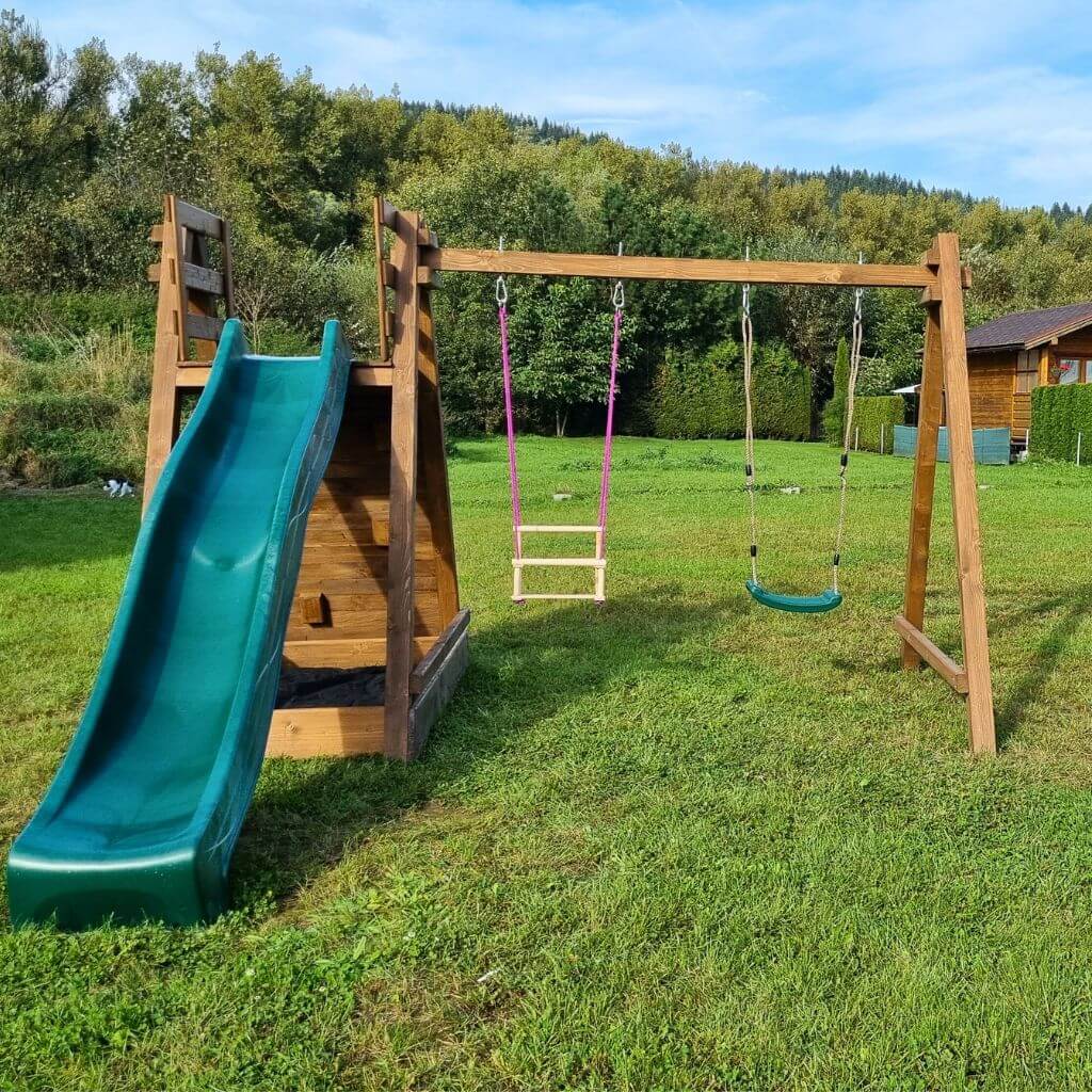 Kurin Detské ihrisko do záhrady LUCKA Farba šmykľavky: zelená, Detské hojdačky: 1 ks drevená hojdačka, 1 ks plastová hojdačka
