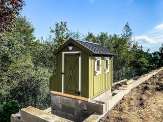 Doručili jsme další kurník. Okolí ještě čekají úpravy, ale slepičky už by se mohly klidně stěhovat. #kurnik #chickencoop...