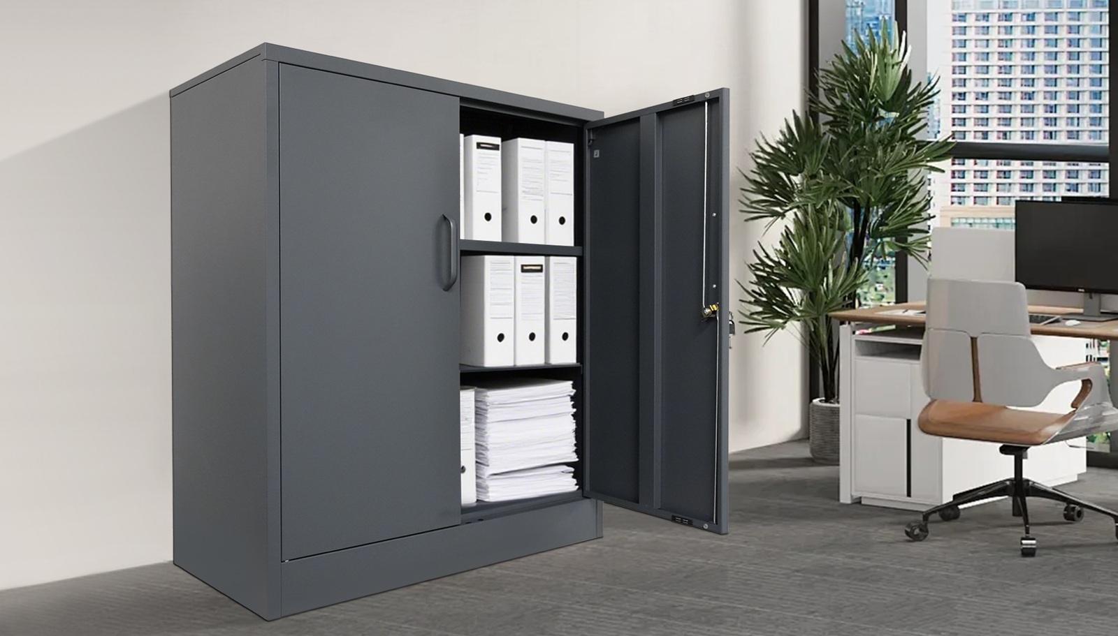 Plechová skříň s nastavitelnou výškou polic