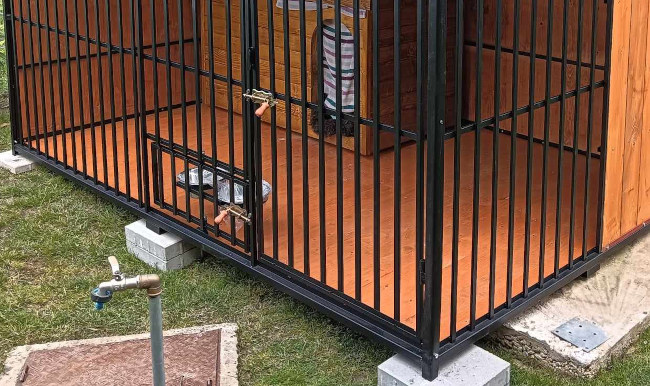 Podlaha voliéry pre psa a plechového skladu
