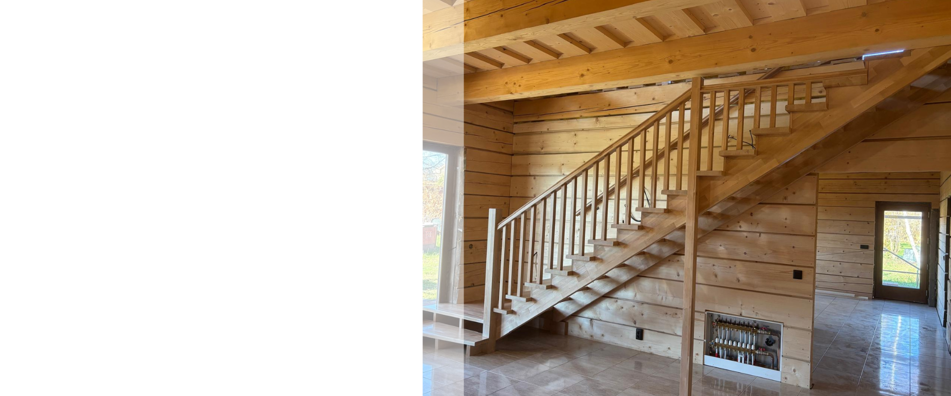 Jasanové schodiště s výraznou kresbou dřeva – prémiové provedení z masivního jasanu.