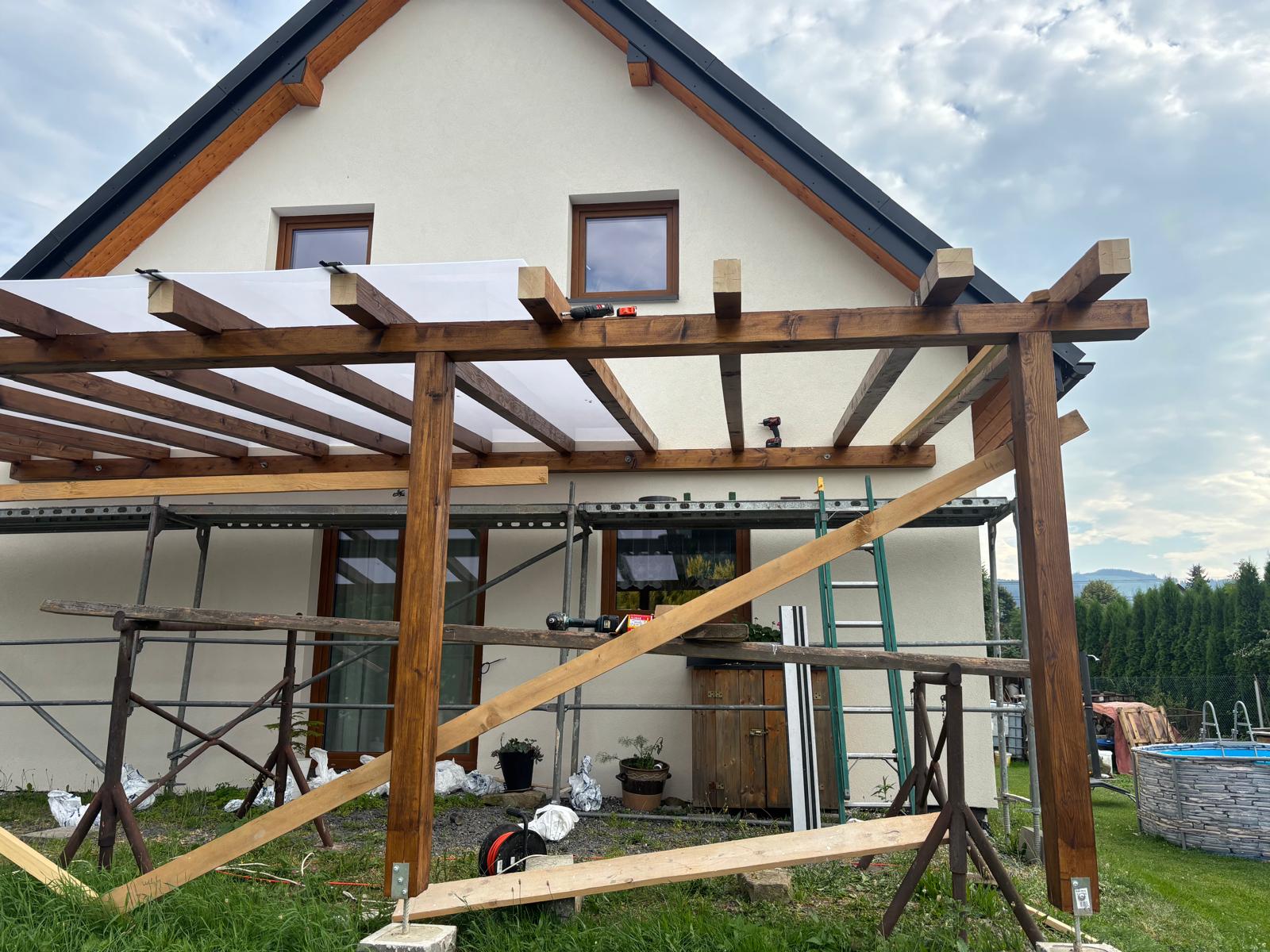 Stavba venkovní pergoly