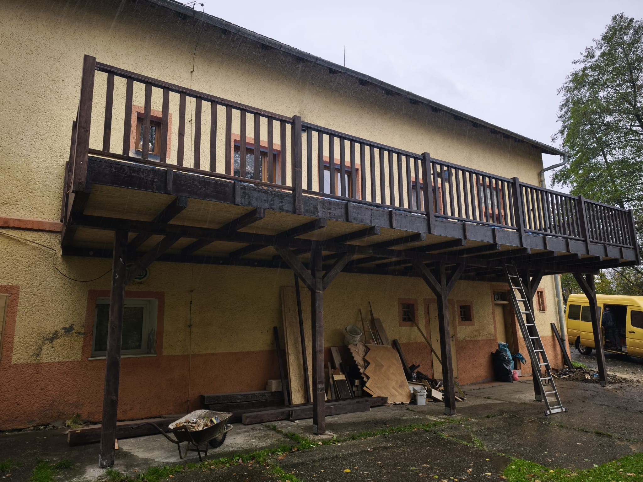 Dřevěná terasa s přístřeškem u domu