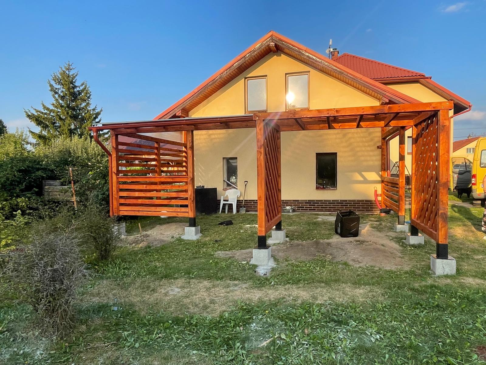 Dřevěný přístřešek u domu na terase