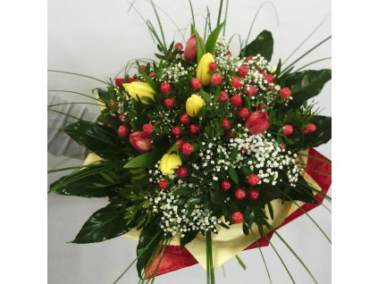 Kytica z tulipánov a hyperika