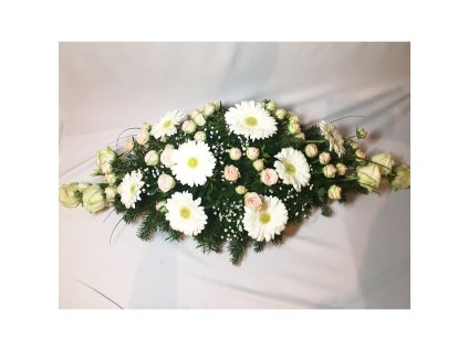 Smútočná ikebana na truhlu s bielymi gerberami a ružami